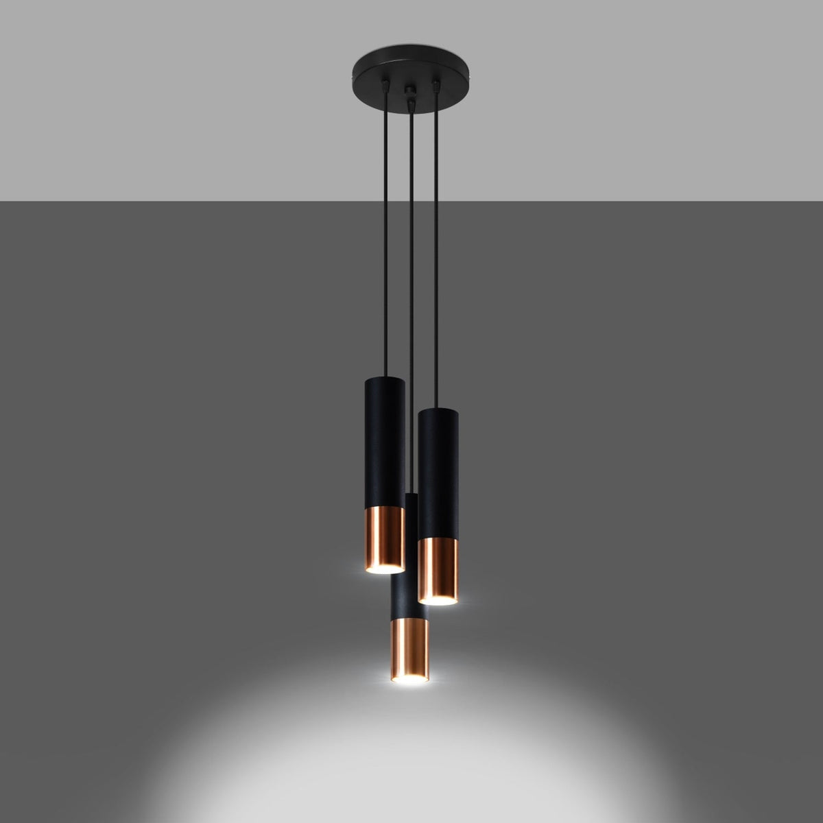 Suspension noir et doré chromée au-dessus d'une table à manger, vue 29