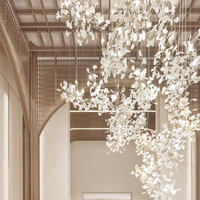 FLORANA – Suspension Florale en Métal Doré et Céramique Lumio™