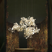 FLORANA – Suspension Florale en Métal Doré et Céramique Lumio™