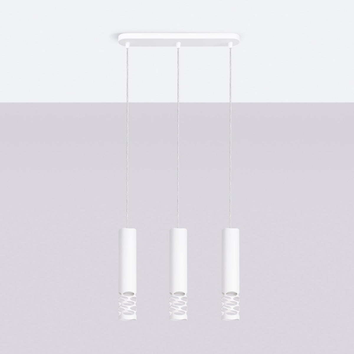 Suspension acier ajouré Naïa diffusant une lumière brodée dans un salon