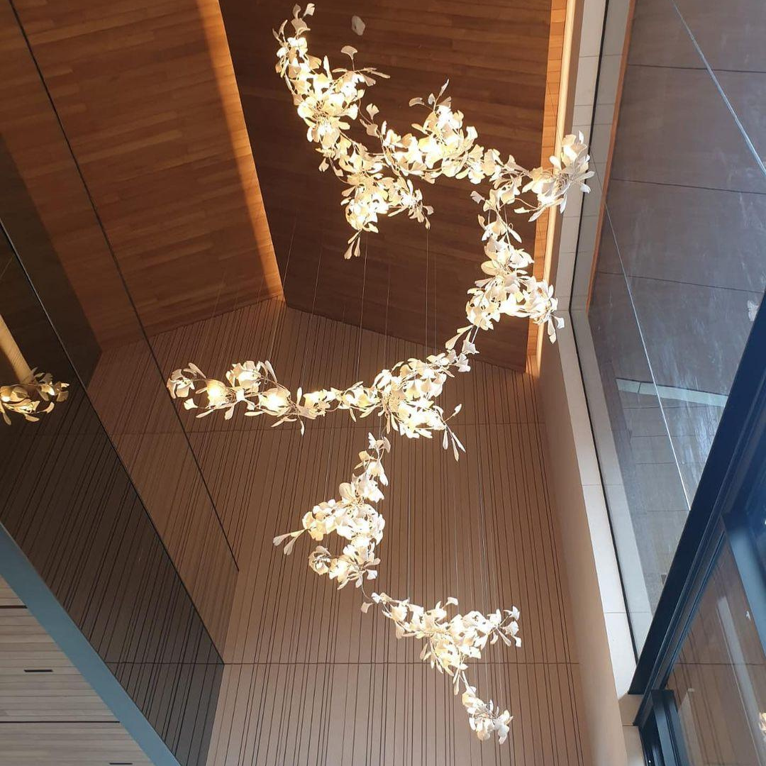 FLORANA – Suspension Florale en Métal Doré et Céramique Lumio™