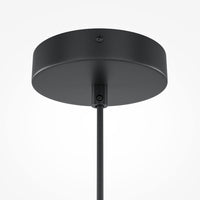 Ambiance chaleureuse créée par la suspension en bois qui filtre la lumière