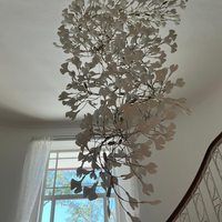 FLORANA – Suspension Florale en Métal Doré et Céramique Lumio™