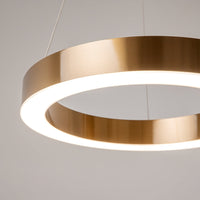 Suspension anneau doré éclairant une entrée avec une lumière blanche neutre