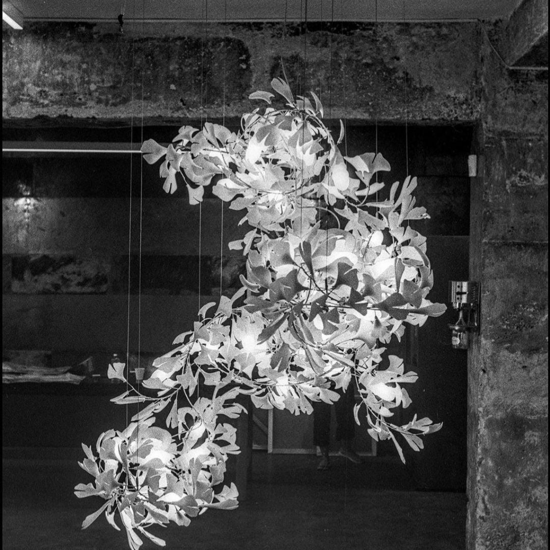FLORANA – Suspension Florale en Métal Doré et Céramique Lumio™