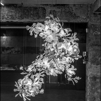 FLORANA – Suspension Florale en Métal Doré et Céramique Lumio™
