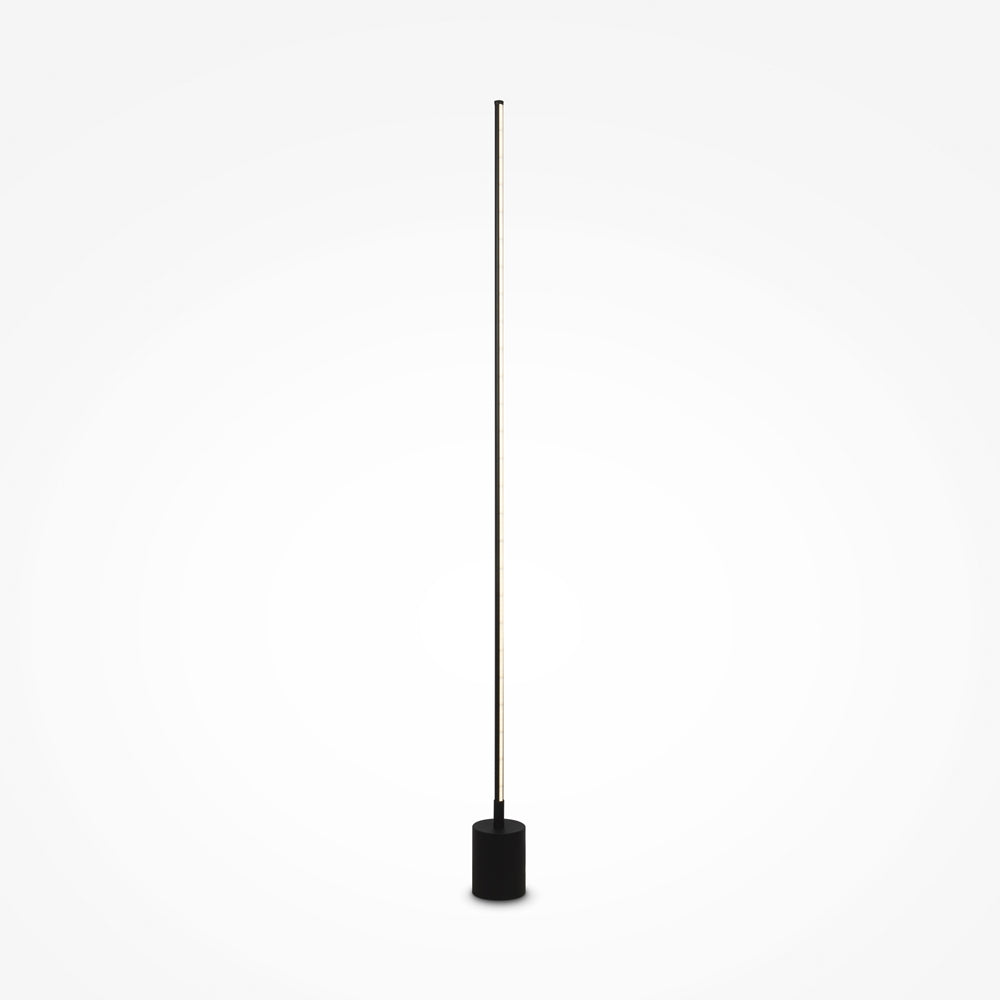 Lampadaire LED tube noir Tuva dans un salon scandinave épuré