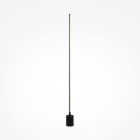 Lampadaire LED tube noir Tuva dans un salon scandinave épuré