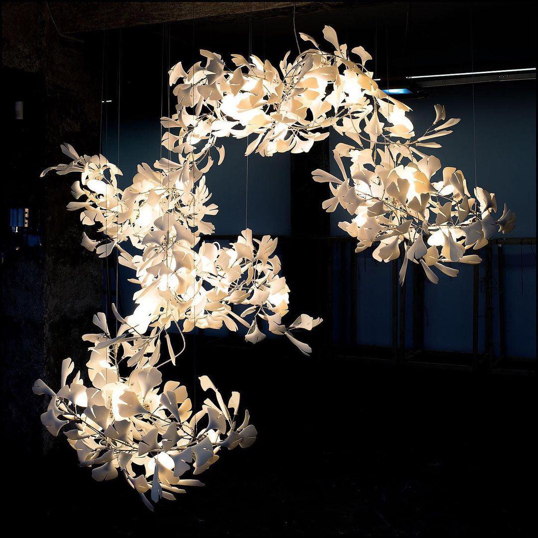 FLORANA – Suspension Florale en Métal Doré et Céramique Lumio™