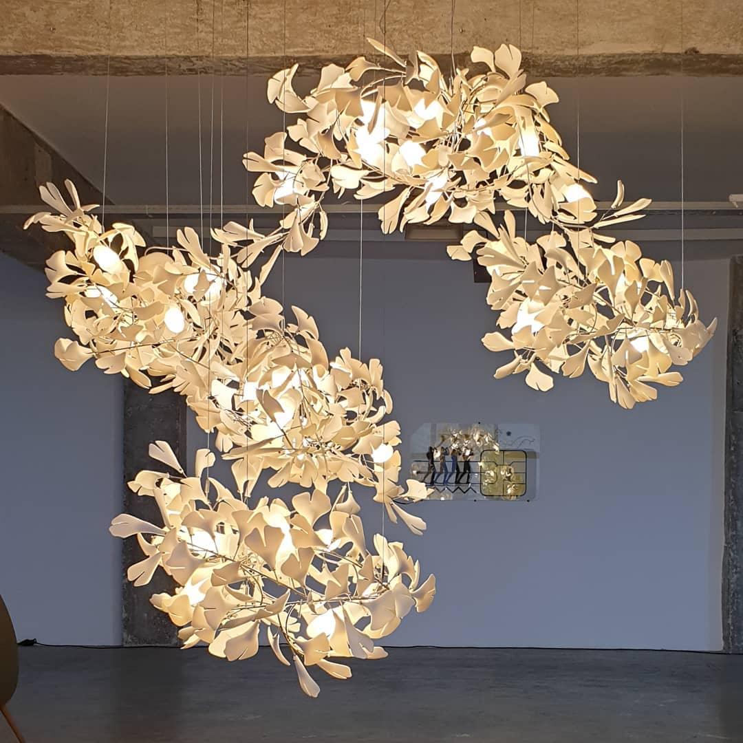 FLORANA – Suspension Florale en Métal Doré et Céramique Lumio™