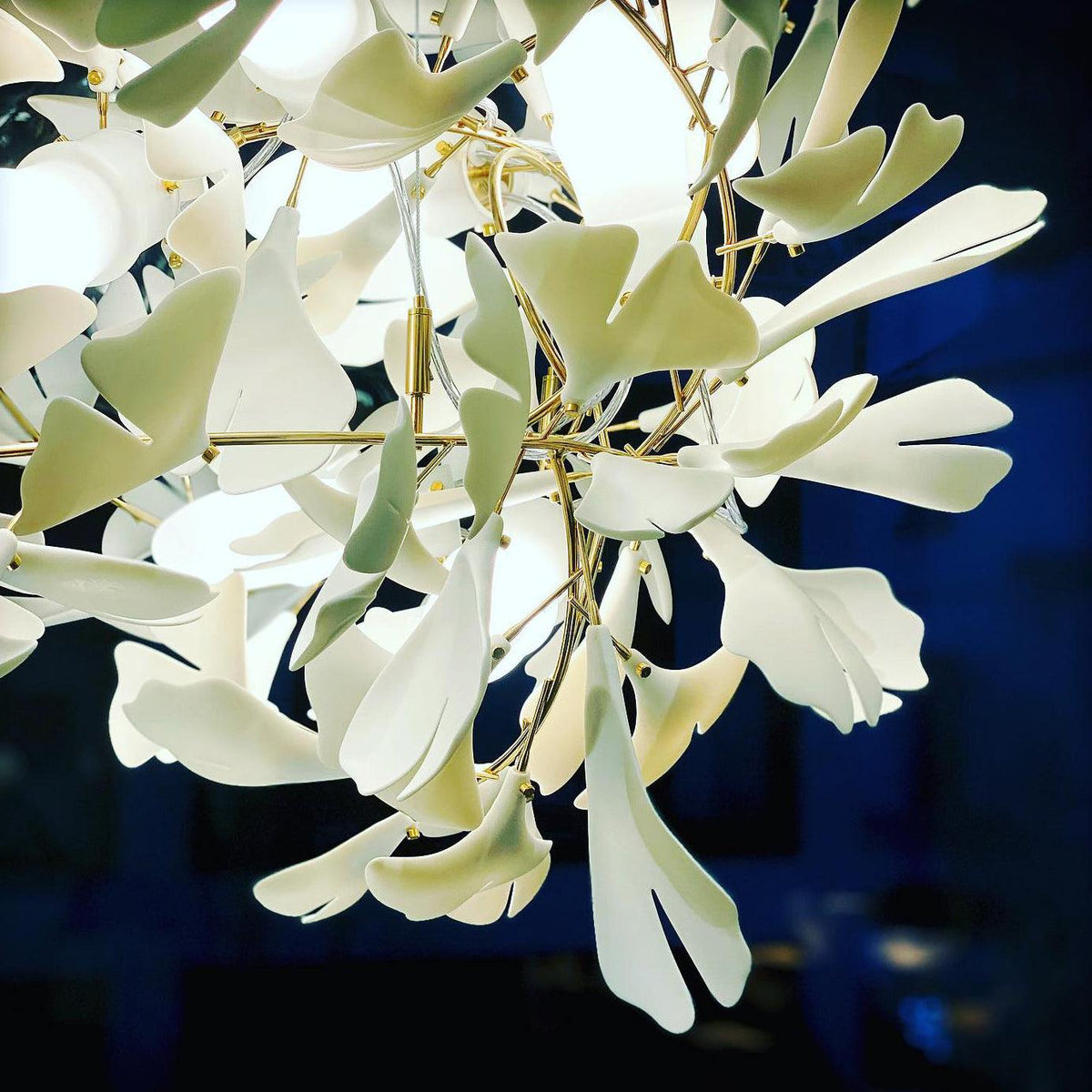 FLORANA – Suspension Florale en Métal Doré et Céramique Lumio™