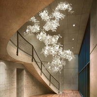 FLORANA – Suspension Florale en Métal Doré et Céramique Lumio™