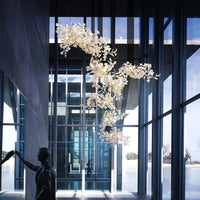 FLORANA – Suspension Florale en Métal Doré et Céramique Lumio™