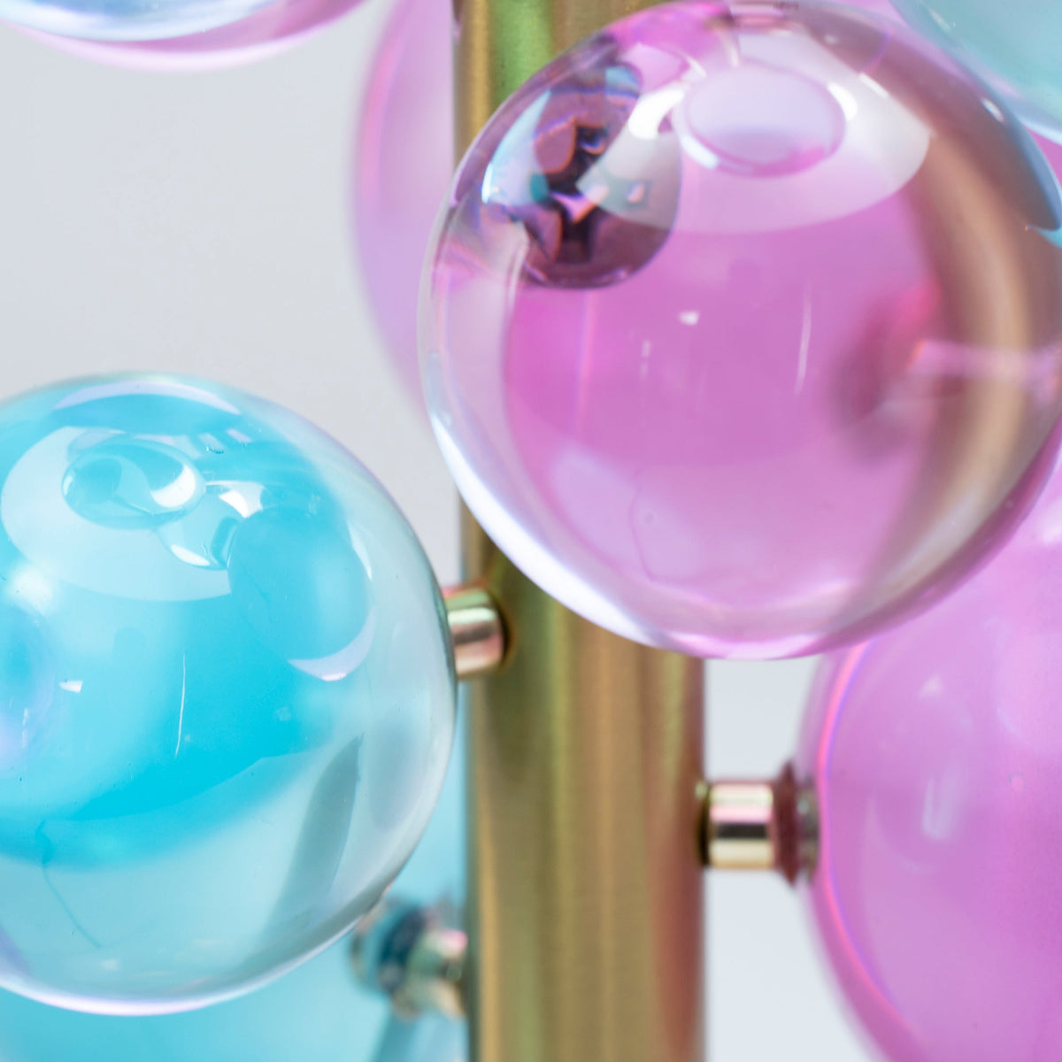 Lampe de Chevet Design Luxe posée sur une table de nuit