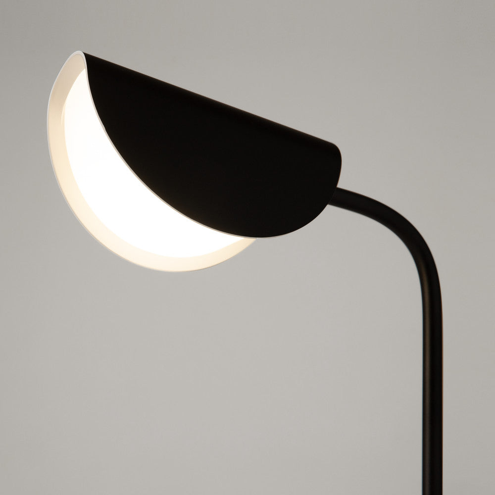 Lampe de chevet design posée sur une table de nuit