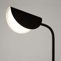 Lampe de chevet design posée sur une table de nuit