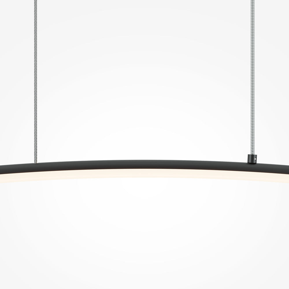 Détail du diffuseur blanc de la suspension LED linéaire finition noir mat