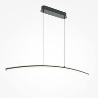 Suspension LED linéaire noire ondulée au-dessus d'un îlot de cuisine moderne