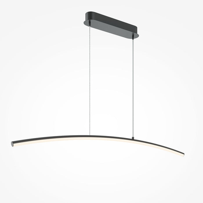 Suspension LED linéaire noire ondulée au-dessus d'un îlot de cuisine moderne