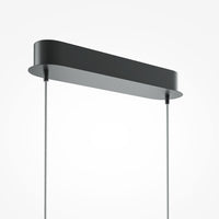 Suspension LED linéaire suspendue par câbles fins au-dessus d'une table à manger