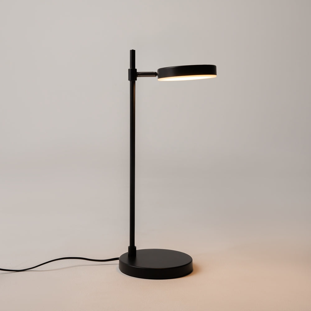 Détail de la tête ronde orientable de la lampe de chevet