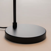 Silhouette fine en métal noir de la lampe de chevet orientable