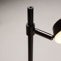 Lampe de chevet orientable allumée diffusant une lumière chaude