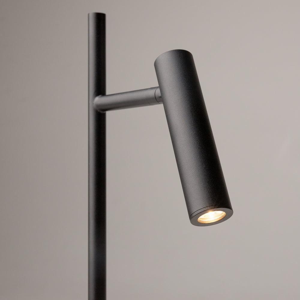 Lampe de chevet liseuse Estudo posée sur un bureau contemporain