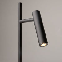 Lampe de chevet liseuse Estudo posée sur un bureau contemporain