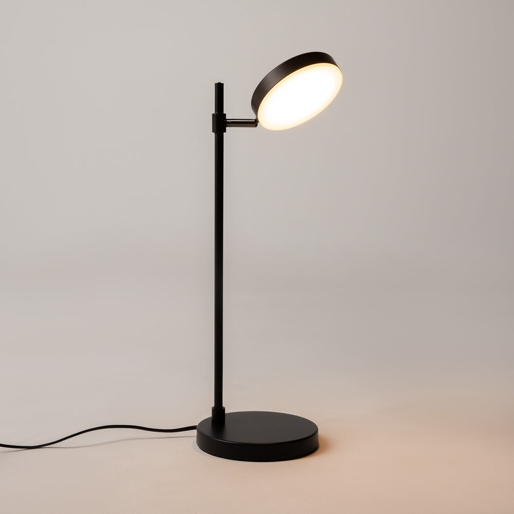 Lampe de chevet orientable en métal noir mat sur table de nuit