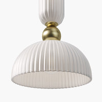 Détail du verre strié illuminé de cette suspension dôme dorée