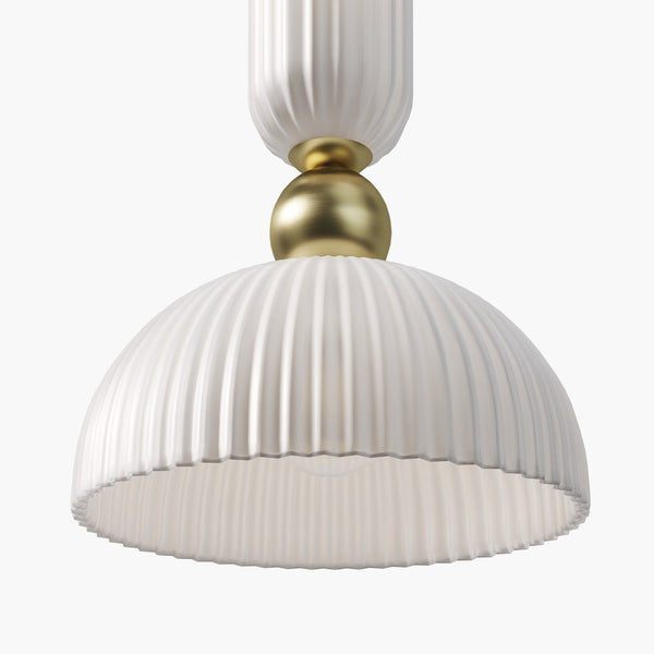 Détail du verre strié illuminé de cette suspension dôme dorée
