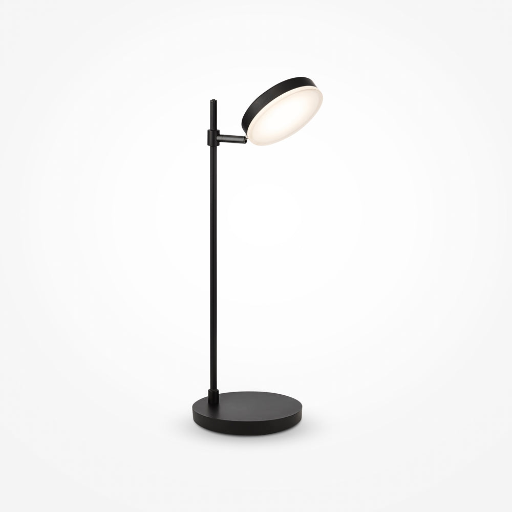 Lampe de chevet orientable dans une chambre au style scandinave