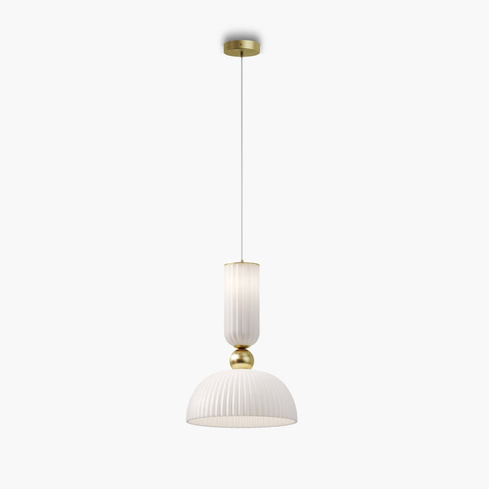 Suspension dôme en verre strié avec monture dorée au-dessus d'une table