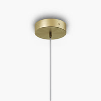 Détail du verre strié illuminé de cette suspension dôme dorée, vue 8