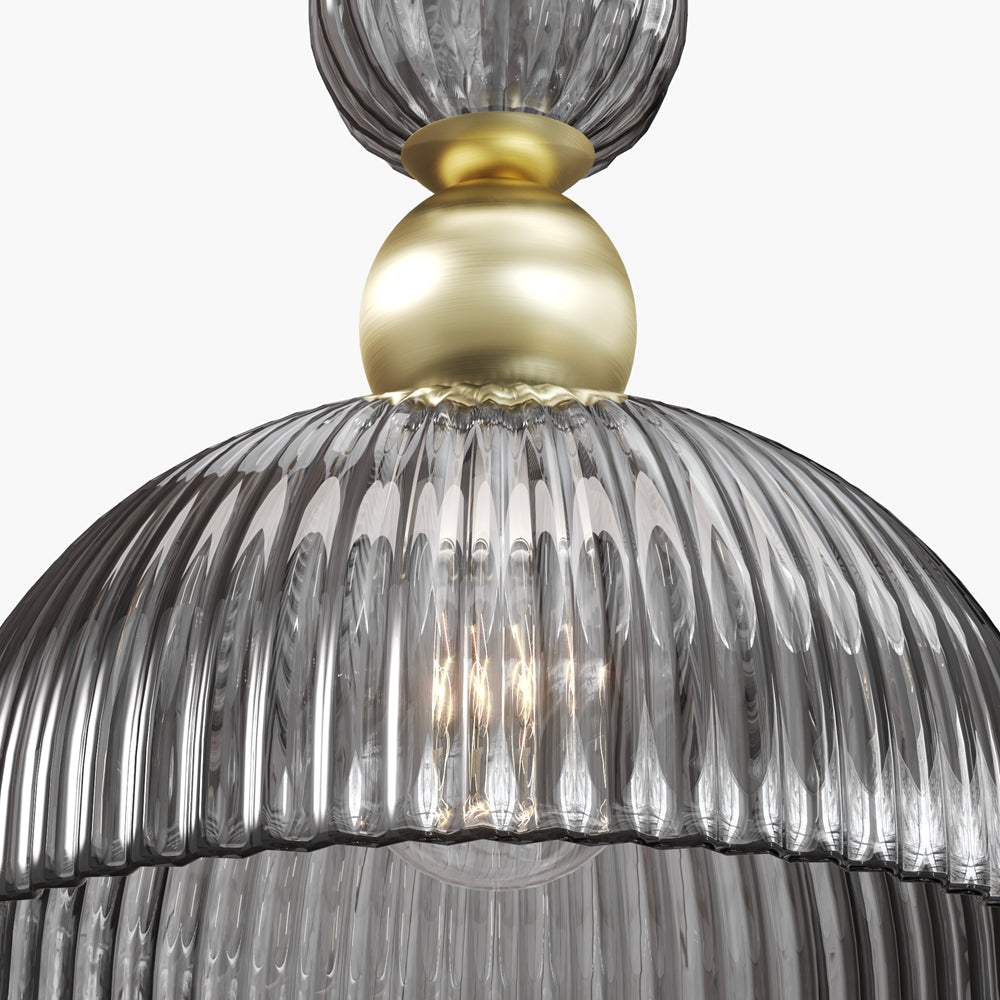 Suspension dôme en verre strié gris fumé au-dessus d'un îlot de cuisine, vue 11