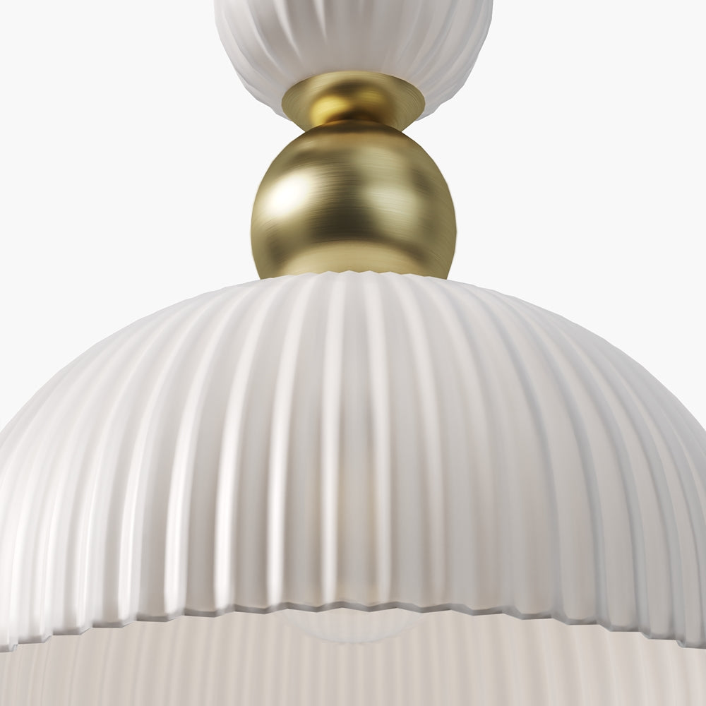 Suspension dôme en verre strié blanc dans une salle à manger lumineuse