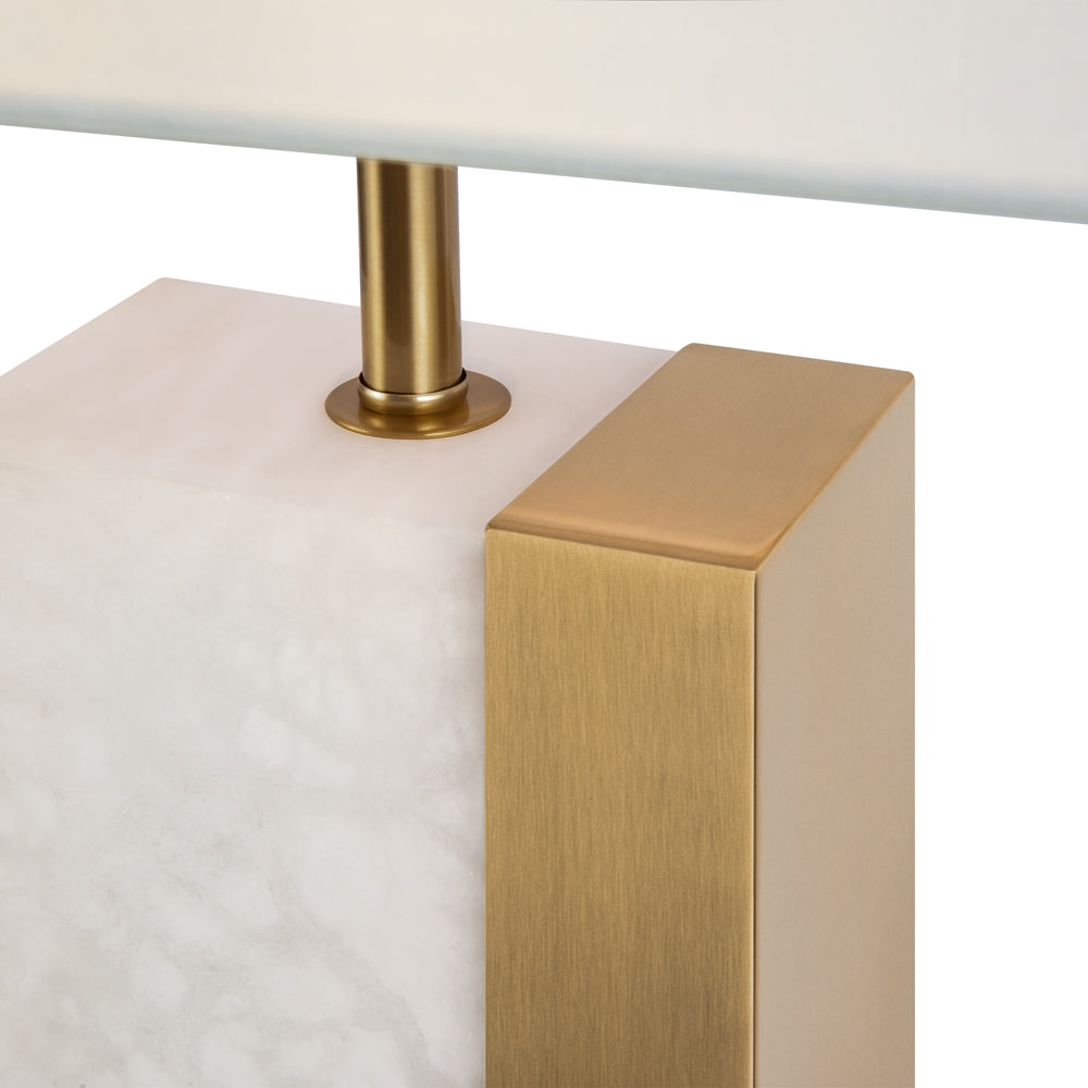 Lampe de chevet albâtre posée sur une table de chevet en bois