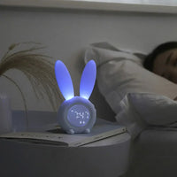 LAPINA - Réveil LED Lapin avec Veilleuse Naturelle et Base Magnétique Lumio™