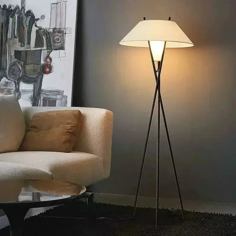 Lampadaire salon – Design Minimaliste avec Abat-Jour Évasé pour Intérieur Contemporain ANNA MONICA