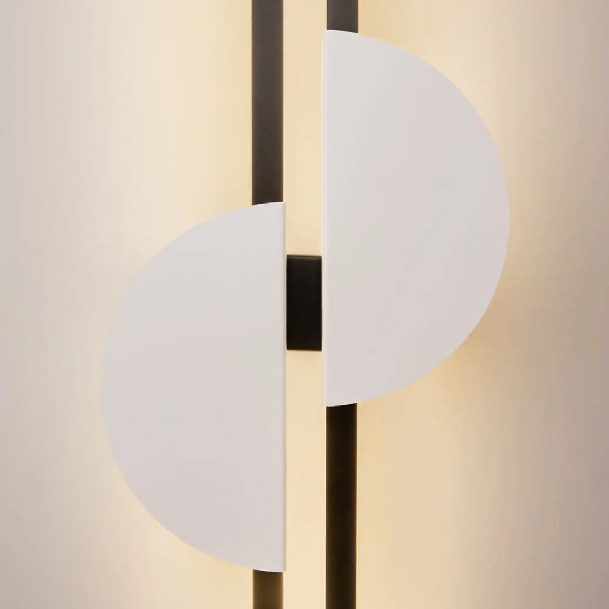 Finition aluminium et acrylique de l'applique murale LED verticale