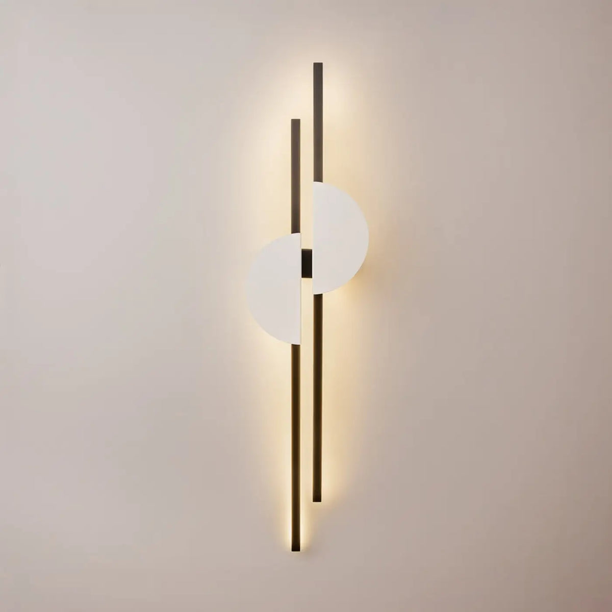 Applique murale LED verticale dorée éclairant un couloir moderne