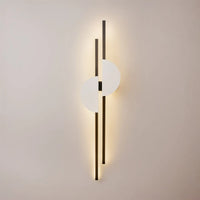Applique murale LED verticale dorée éclairant un couloir moderne