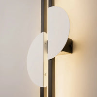 Applique murale LED verticale dorée dans un salon contemporain élégant, vue 7
