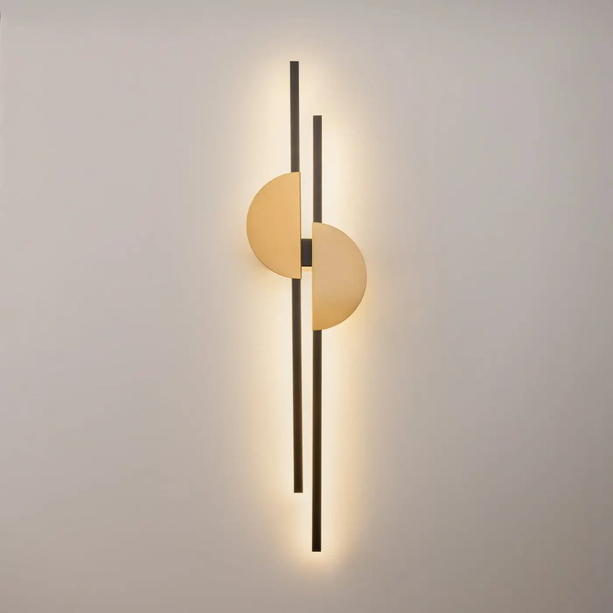 Applique murale LED verticale dorée dans un salon contemporain élégant