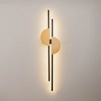 Applique murale LED verticale dorée dans un salon contemporain élégant