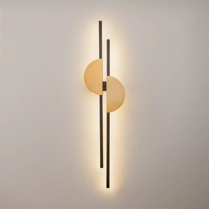 Applique murale LED verticale dorée dans un salon contemporain élégant