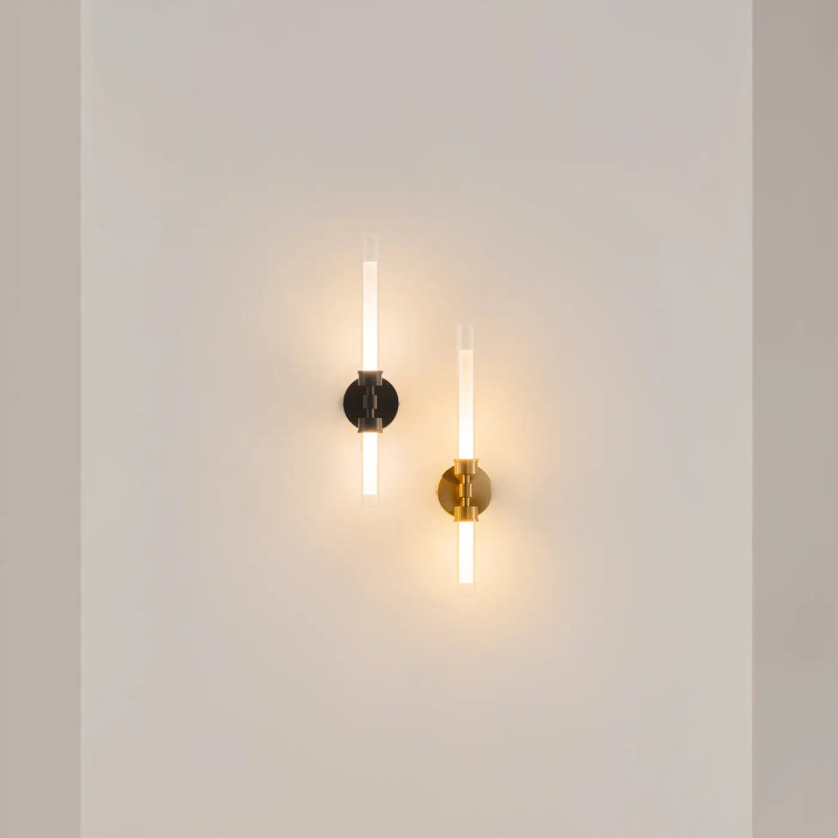 Applique murale LED tubulaire en verre noir près d'un miroir