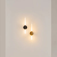 Applique murale LED tubulaire en verre noir près d'un miroir