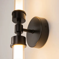 Applique murale LED en verre allumée diffusant une lumière chaude